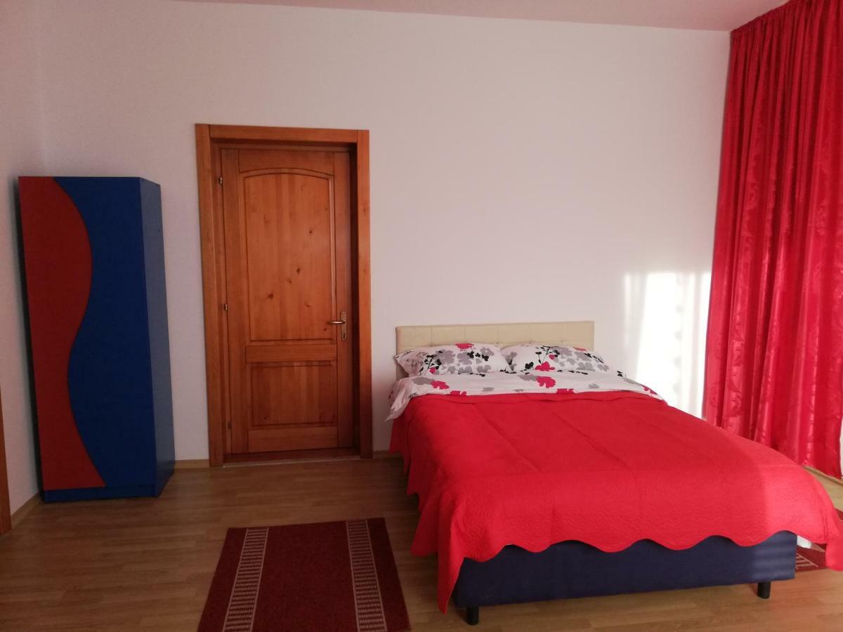Pensiunea La Safari Târgu Neamț Exteriör bild