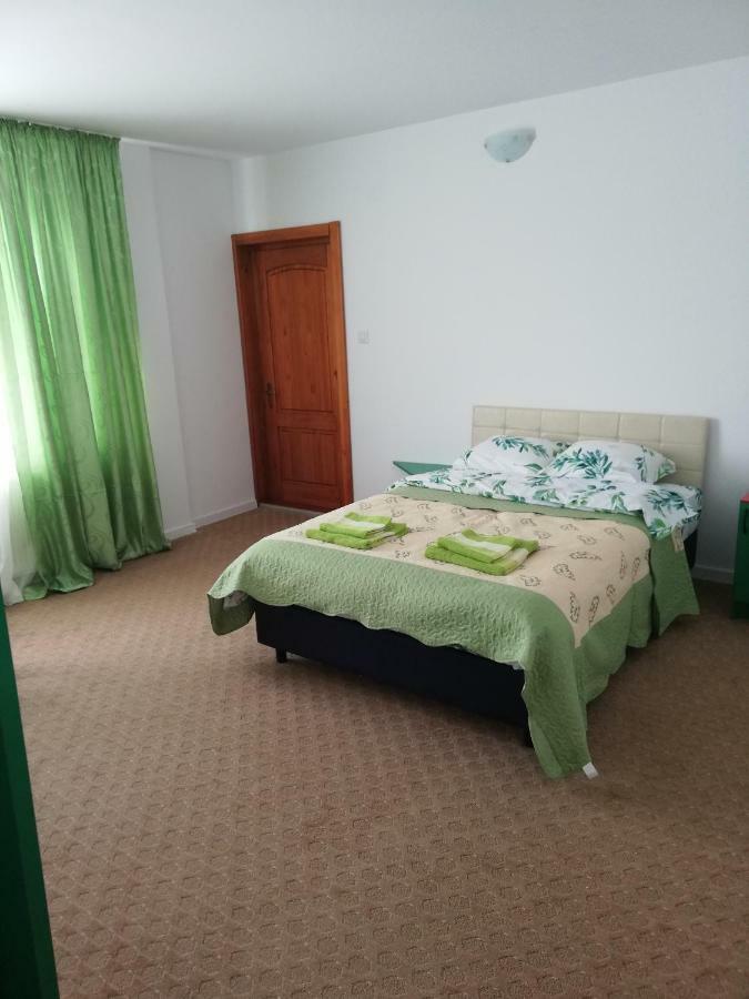 Pensiunea La Safari Târgu Neamț Exteriör bild