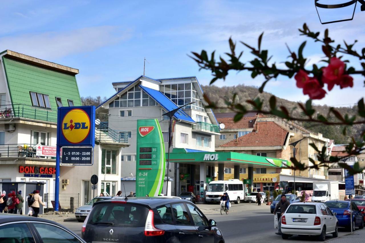 Pensiunea La Safari Târgu Neamț Exteriör bild